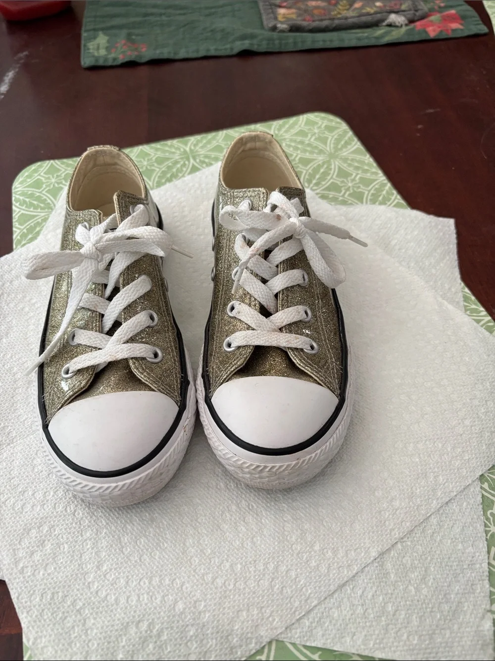 Converse girls Low-Top Glitter Canvas Sneakers in Gold
